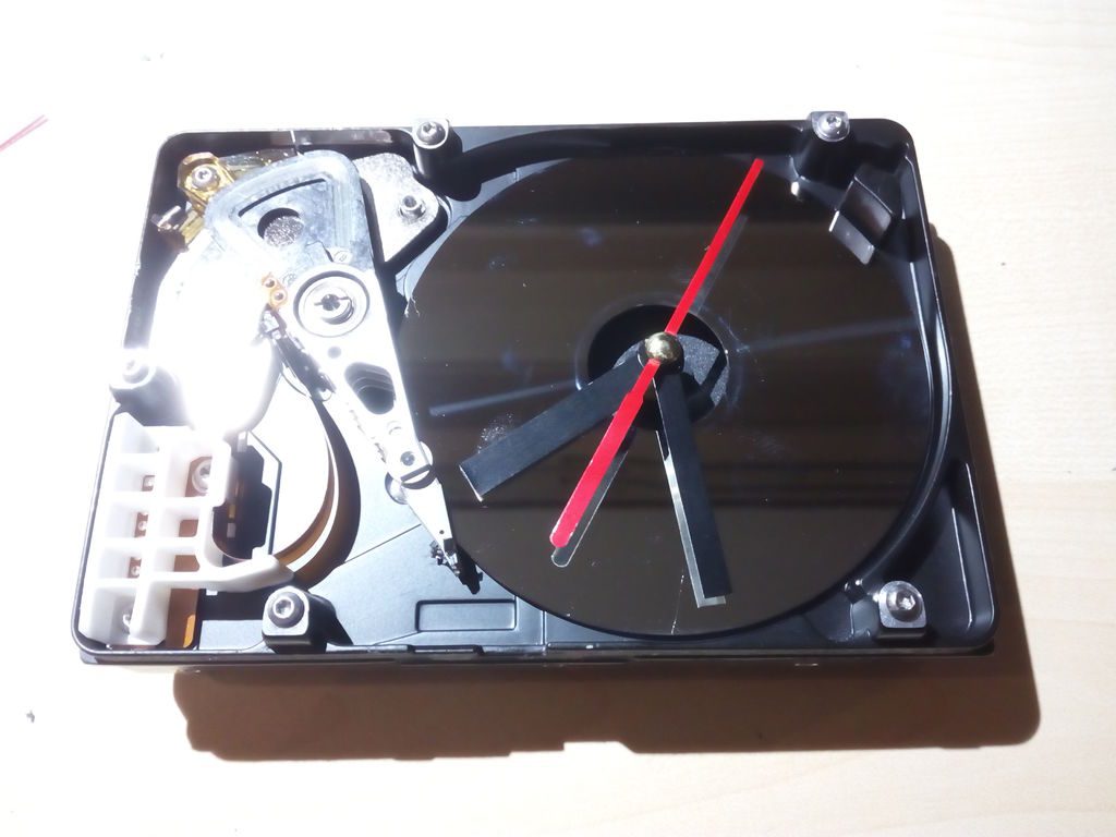 Настольные часы из старого HDD диска