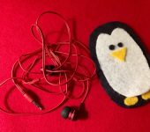 Пингвин из фетра — держатель для провода наушников