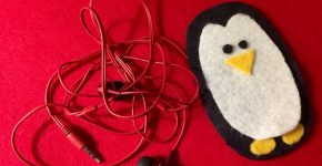 Пингвин из фетра - держатель для провода наушников